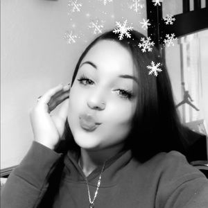 Meet your Posher, Yolaine h